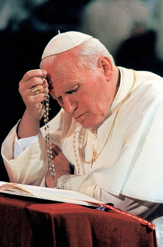 http://tomperna.files.wordpress.com/2012/05/jp-ii-praying-the-rosary.jpg